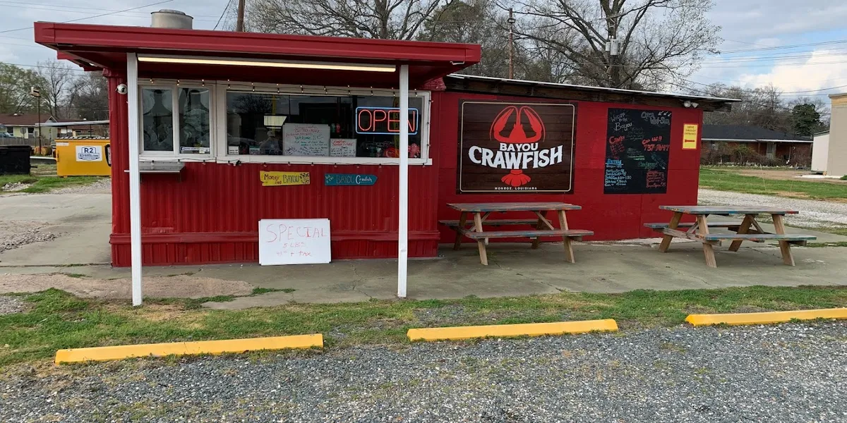 Outdoor seating area at Bayou Crawfish with tables for enjoying fresh seafood boils, creating a casual, festive atmosphere.