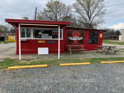 Outdoor seating area at Bayou Crawfish with tables for enjoying fresh seafood boils, creating a casual, festive atmosphere.