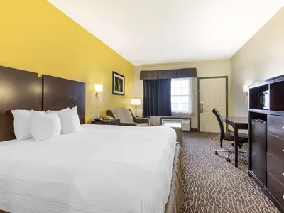 Older but well-maintained Best Western hotel with outdoor pool, situated near I-20 exit with convenient restaurant access...