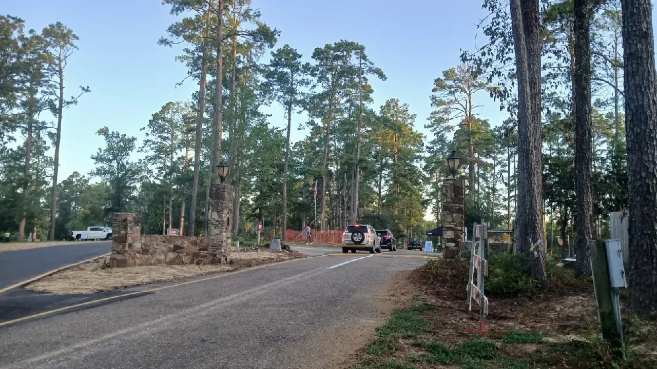 Cars entering Kiroli Park through its stone gate pillars on the morning of the reopening.